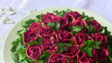 Pas une salade, et un chef-d'œuvre! La recette est très belle et délicieuse salade « Rose »!