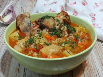 Nourrissante et délicieuse soupe épaisse avec des légumes, des pommes de terre et du riz en ouzbek