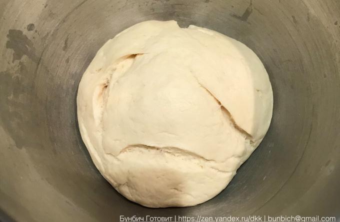 Sur la photo ne sont pas claires, mais la pâte est augmentée de plus de 2 fois