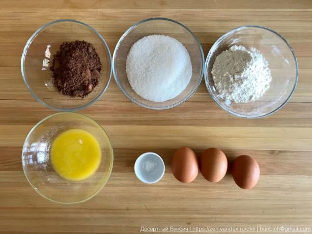 Ingrédients pour former 16 cm diamètre: 3 oeufs (C1), 100 g de sucre, 60 g de farine B / C, 30 g de poudre de cacao, 20 g de beurre, 20 g de sucre vanillé, une pincée de sel