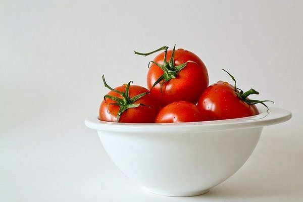 Il est recommandé de manger des tomates fraîches, car la choline est détruite après le traitement thermique (Photo: pixabay.com)
