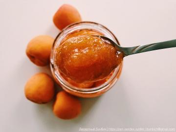 Comme je préparais la confiture d'abricots: sans cuisson longue et avec un minimum de sucre