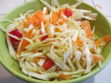 Salade de chou et les carottes pour l'hiver. Cette ébauche doit être nécessairement dans vos bacs!