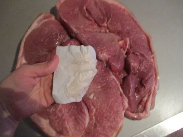 Le colorant n'est pas visible sur la serviette, ce qui signifie que la viande n'a pas été traitée.
