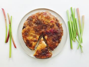 Pie "inside-out", qui est populaire en France. Recette tatena tarte à la rhubarbe
