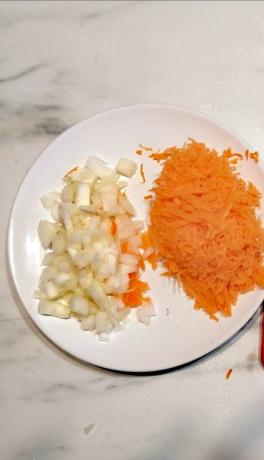 trois carottes sur une râpe et hacher finement l'oignon