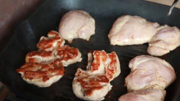 Comment délicieux faire cuire de la viande de poulet. recette très simple