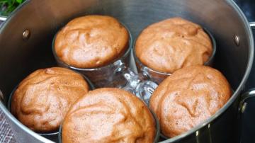 Muffins dans une casserole sur un réchaud classique