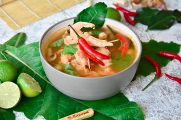 Soupe Tom Yam Kung: une combinaison d'amer, épicé, sucré, aigre et salé dans une assiette