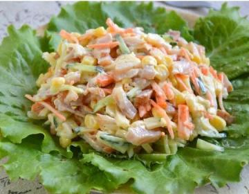Salade « snacks » au poulet fumé et du maïs. recette facile