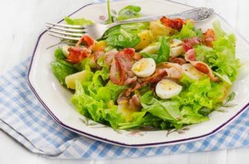 Salade tiède de Funky avec des œufs et du bacon. Manger, regarder en peu de temps !!!