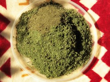 Comment faire de la poudre d'ortie au goût comme des algues Nori