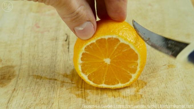 Il est préférable de faire une incision sur l'endroit où il se joint à des tranches de mandarine. 