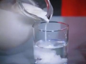 Comment déterminer rapidement et facilement que le lait dissous avec de l'eau (3 façons éprouvées)