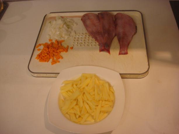 Photo prise par l'auteur (poisson préparé, pommes de terre, les oignons, les carottes)