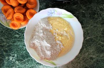Gâteau délicat avec remplissage abricot