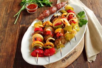 Shish kebab de légumes sur des brochettes en bois au four