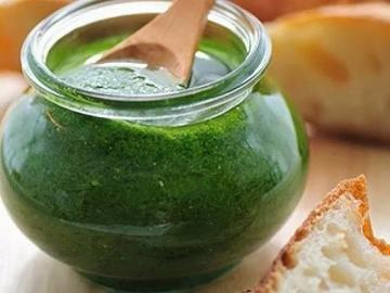 Je mélange l'ail, l'huile et d'herbes et d'obtenir un condiment savoureux pour l'hiver. ma recette