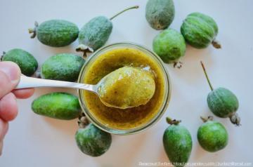 Maman a partagé sa recette pour feijoa de la confiture. Elle cuisine sans cuisson