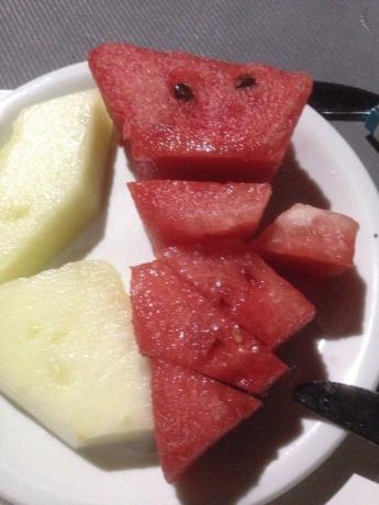 Fruits. L'hôtel a toujours été fruits: pastèque, melon, prunes, raisins. 