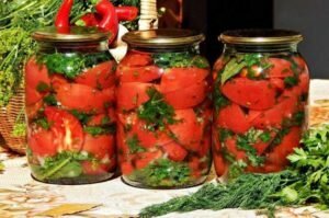 Les tranches de tomates aux herbes et l'ail pour l'hiver. recette préférée
