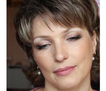 Erreurs de maquillage des femmes d'âge qui essaient de paraître plus jeune, obtenir l'effet contraire