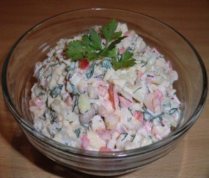 Salade de bâtonnets de crabe et les haricots. Une façon très rapide à cuire une grande salade.