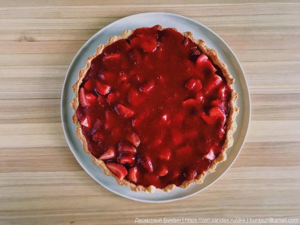 gâteau aux fraises prêt est incroyablement délicieux. Formez 24-26 cm de diamètre