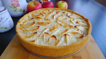 Gâteau à la crème sure « pommes dans la neige. » Doux et délicieux