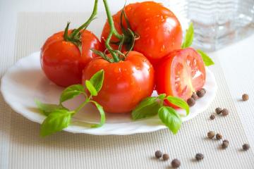 Savoureux pour la plupart des tomates: trois plats avec des tomates, que vous pouvez préparer en dix minutes