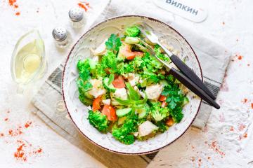 Salade de brocoli au poulet et tomates