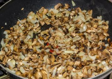 Rouleaux de chou d'une manière inhabituelle: champignons, sauce légumes et crème sure