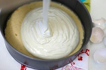 Crème « Le lait d'oiseau » pour les gâteaux et les pâtisseries. Délicat et délicieux
