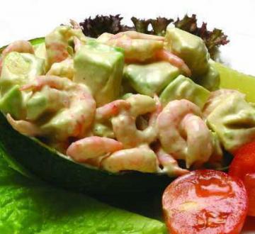 Nous préparons une salade d'avocat et crevettes. Impossible de mettre bas!