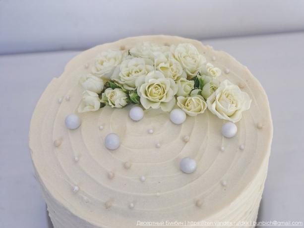 Un exemple simple de la façon de décorer le gâteau avec des fleurs fraîches