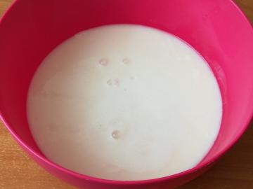 Une recette simple. gâteaux de levure doux délicieux du lait aigre