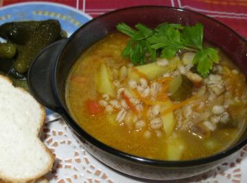 Pickle dans des bocaux pour l'hiver avec l'orge. recette préférée