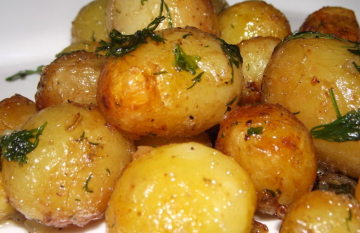 Pommes de terre à l'ail dans le trou pour la table de fête