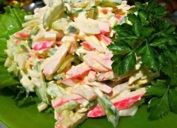 Salade « mer » avec des bâtons de crabe et de calmars. Balayées de la table en 5 minutes!