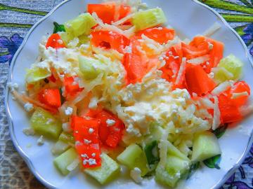 Copieuse, délicieuse salade facile à la tomate et le fromage