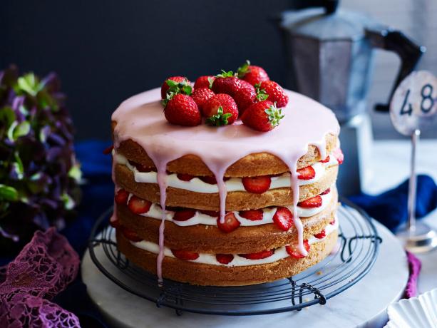 EXEMPLE terminé gâteau à la fraise et vernis. Photos - Yandex. images