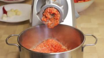 Tomates à la sauce raifort pour l'hiver sans cuisson. relish utiles "Gorlodor"