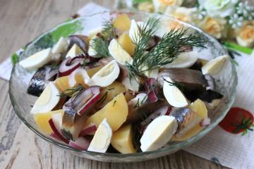 La salade la plus facile et délicieux avec le hareng: pas de coupes fines, même sans l'agitation