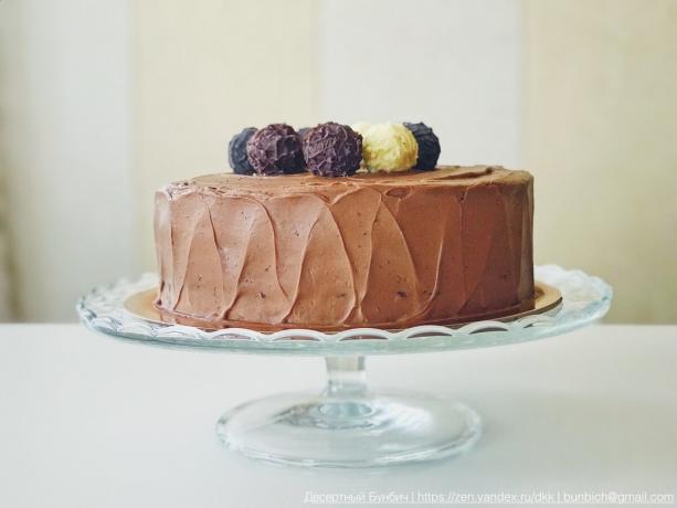 crème recouverte de gâteau à base de chocolat noir