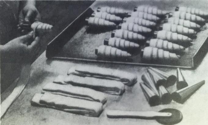 Processus de préparation des tubules à la crème. Photo du livre « La production de pâtisseries et de gâteaux, » 1976 