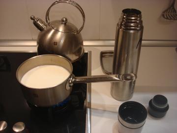 2 processus simple pour la préparation de lait chaud. Maintenant simple ordures ménagères!