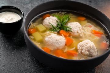 Copieuse soupe aux boulettes de viande et nouilles