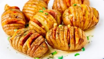Pommes de terre cuites au four avec du bacon-accordéon. Très simple et incroyablement délicieux!