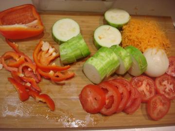 Omelette légumes sous un fromage croustillant. Une excellente alternative aux plats d'accompagnement traditionnels.