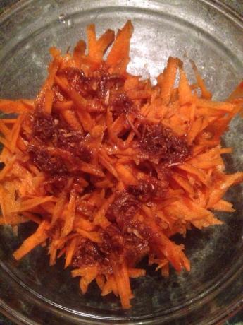 Remplir avec de l'huile chaude (avec sauce à l'ail et de soja) - carottes, râpé sur une râpe.